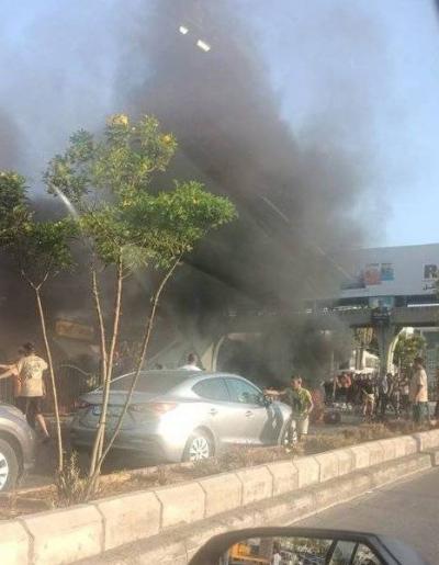 بالفيديو- فلسطينيون يقطعون طريق المطار.. لهذا السبب